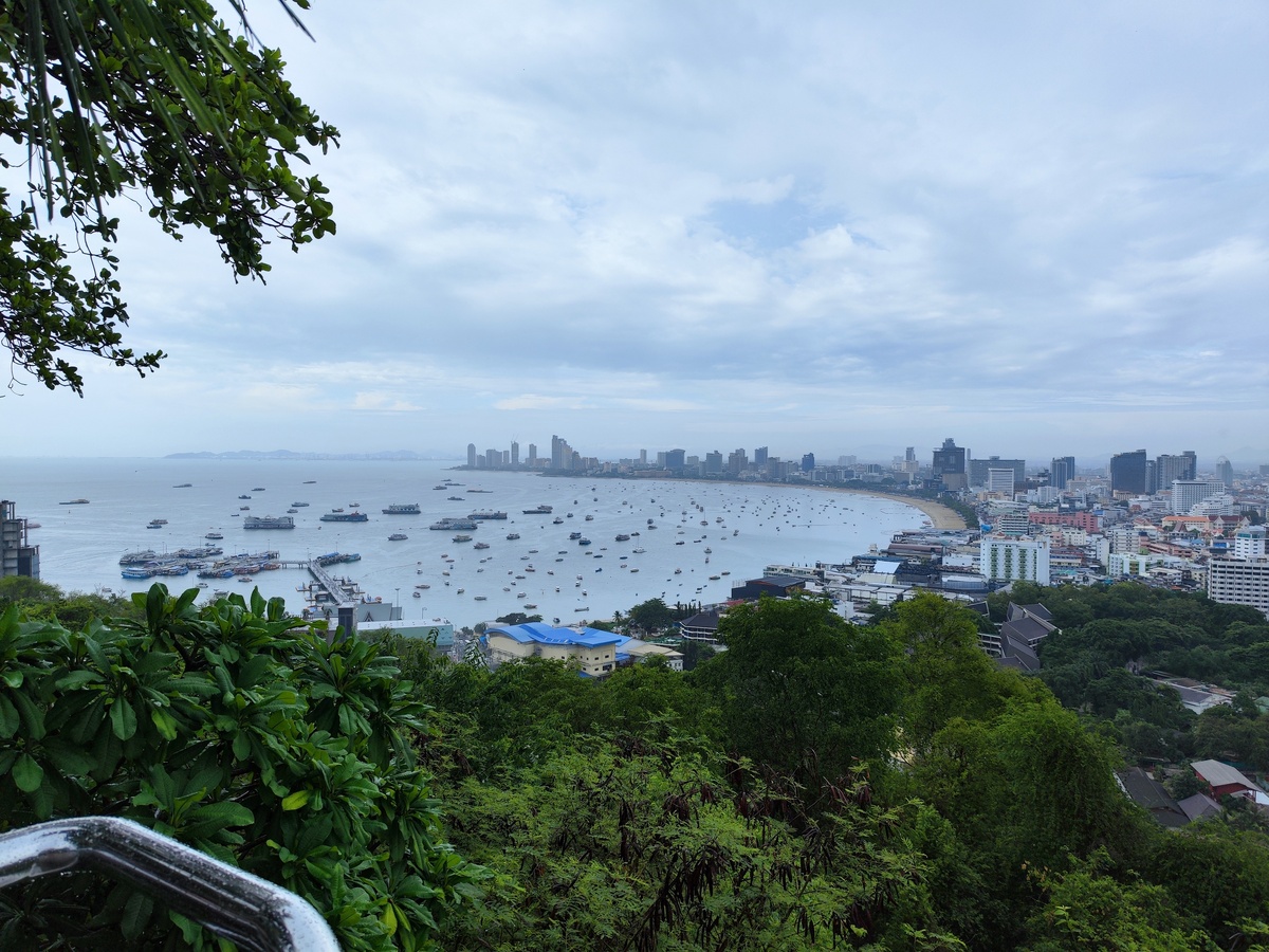 Вид на Паттайю со смотровой Пратамнак в июле 2023. Пасмурно, но дождя нет. Жара около 30 градусов.
