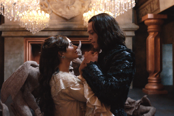     Зои Блю и Калеб Лэндри Джонс в фильме «Дракула»/«Кинопоиск»