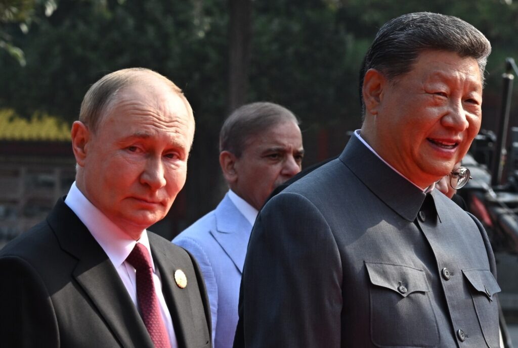    Президент РФ Владимир Путин и председатель КНР Си Цзиньпин. Сергей Бобылев / РИА Новости