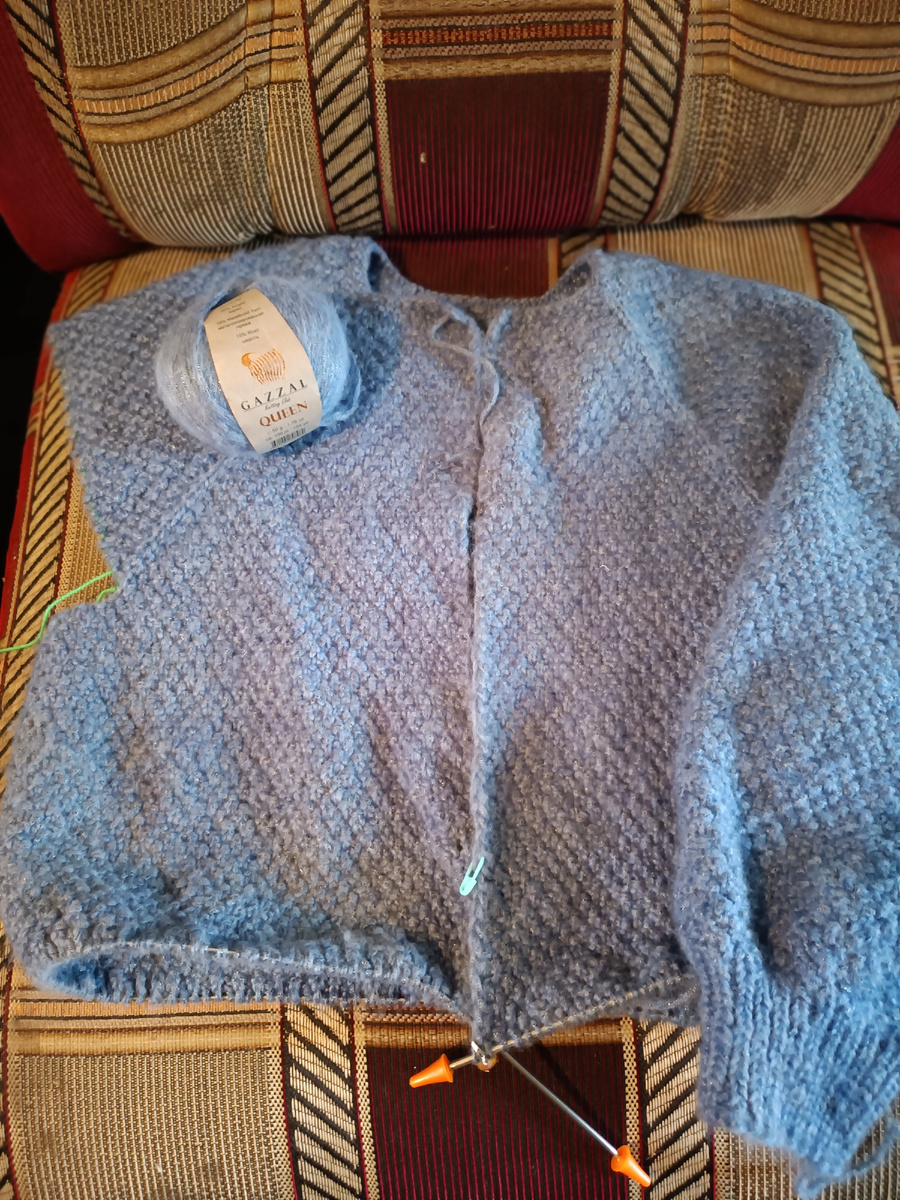 Состав пряжи 35% полиэстер, 35% акрил, 15% металлизированная пряжа, 15% шерсть. 50гр/100 м.