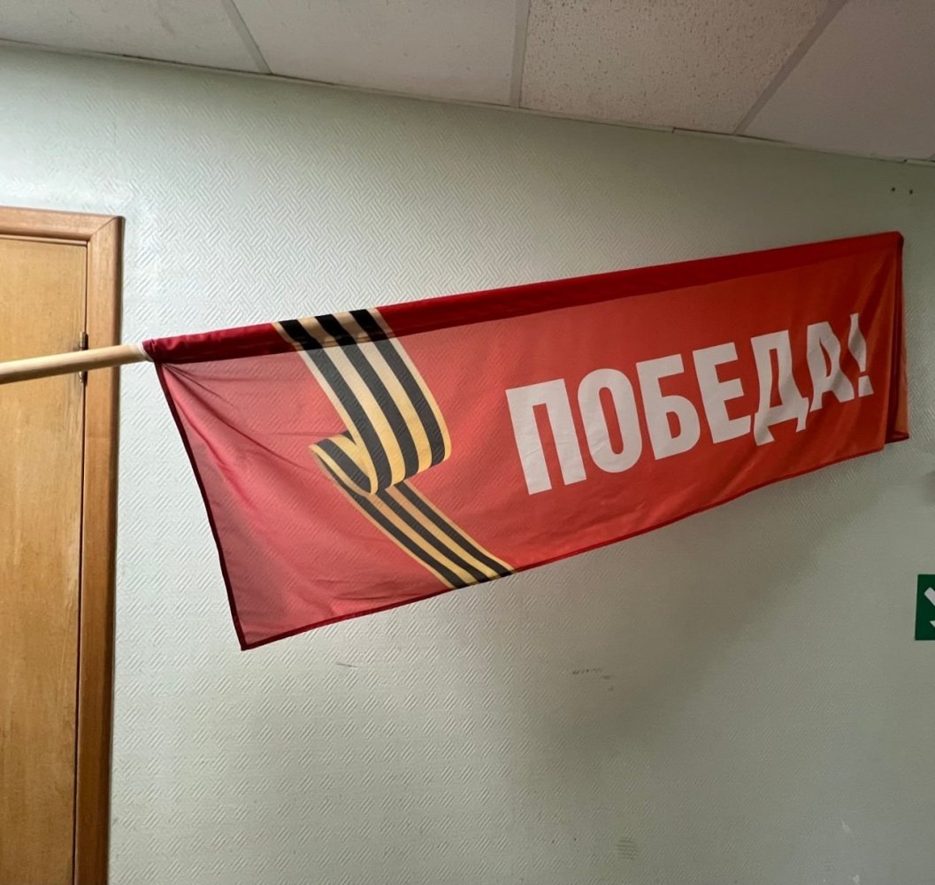    В Урае пьяный югорчанин сломал флагшток и украл знамя с символом Победы