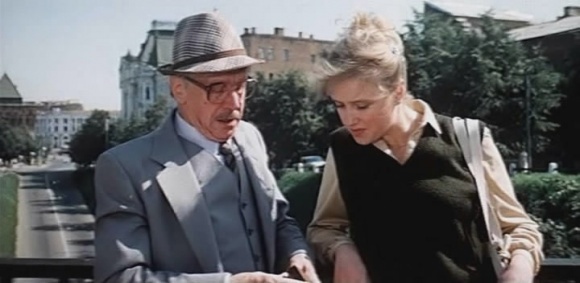 Некоторые эпизоды фильма «Конец операции «Резидент» снимались на фоне Зеленского съезда.