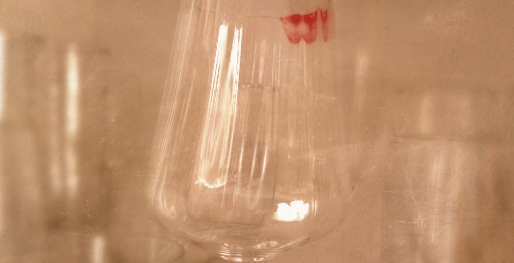 Алая помада на стекле богемском