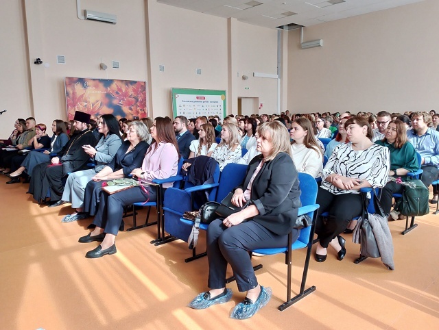 Учителя слушают обращение министра просвещения РФ С.С. Кравцова.