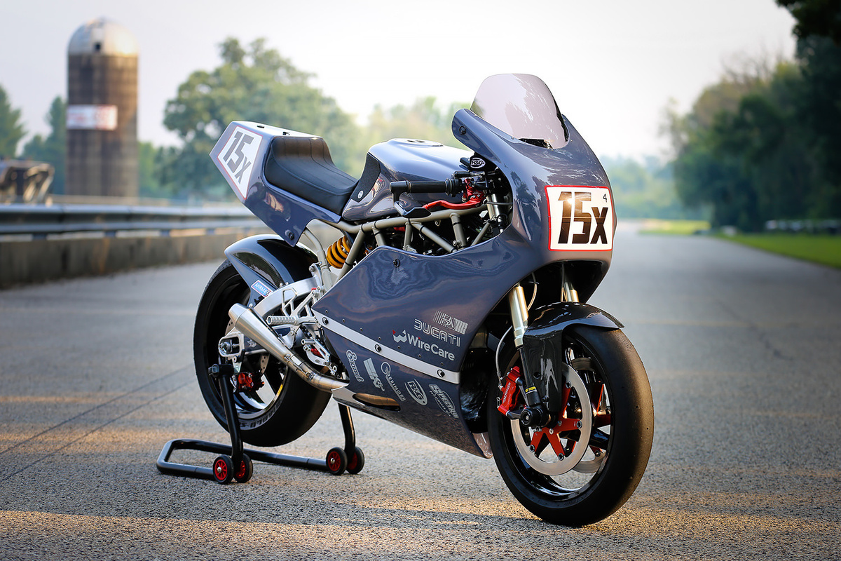 Старый байк устарел, а на его место пришёл гибрид: рама Ducati 750SS, мотор Monster 796 и куча трековых доработок. Всё создано, чтобы оставлять соперников позади.