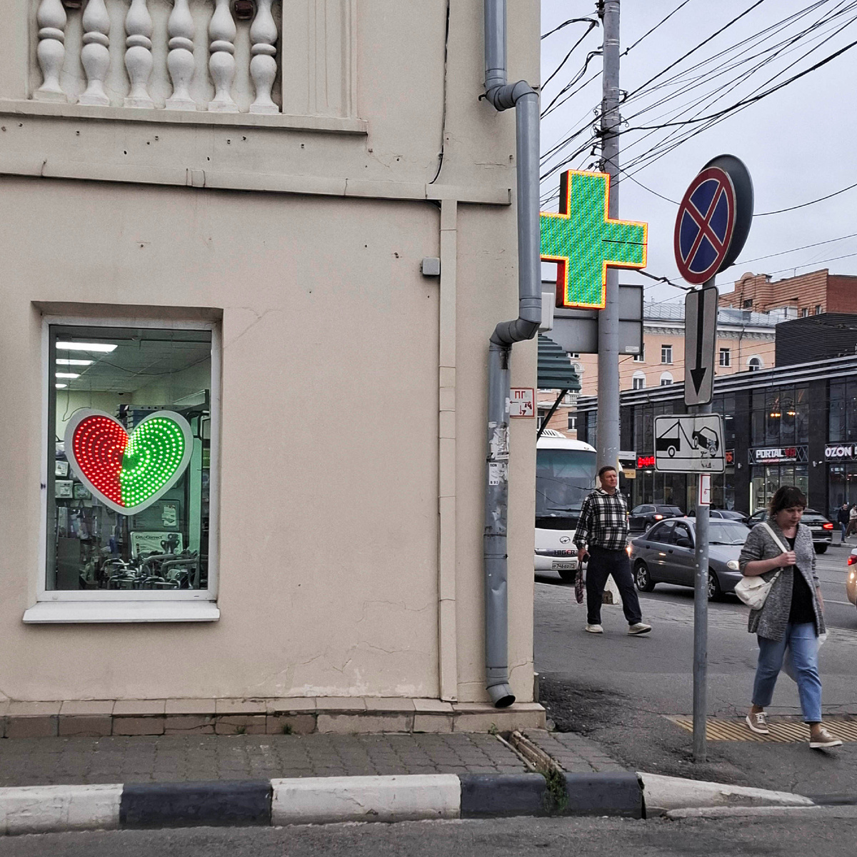 Улица, фонарь, аптека. Фото автора, в кадре - Тула.