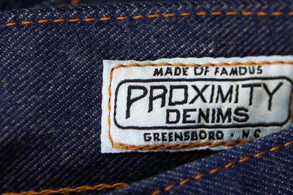 Современный американский селвидж-деним, сотканный компанией Proxmity Manufacturing Co., проектом фонда White Oak Legacy Foundation (WOLF), целью которого является производство селвидж-денима в Гринсборо, штат Северная Каролина