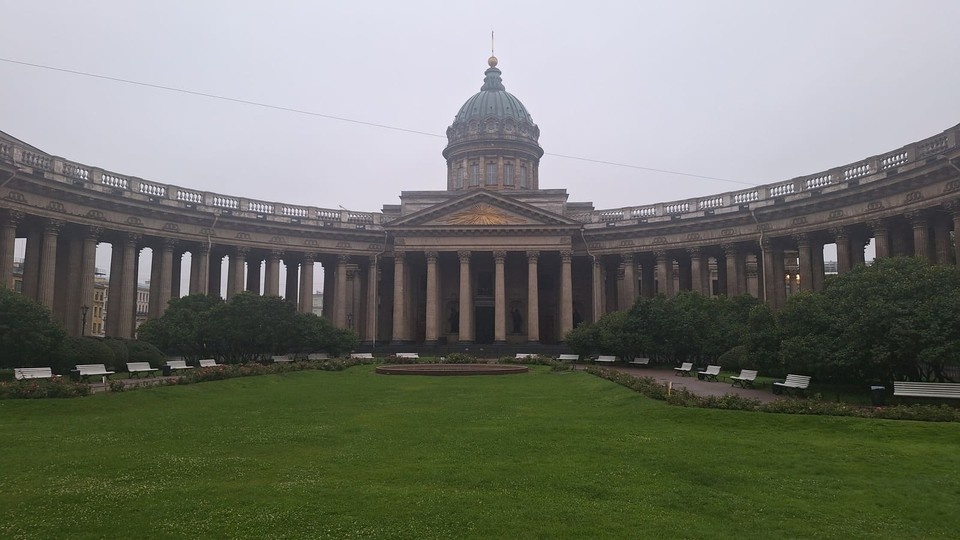    Чтобы сделать снимки города без людей, можно рано утром прогуляться. Дмитрий КУТЕПОВ