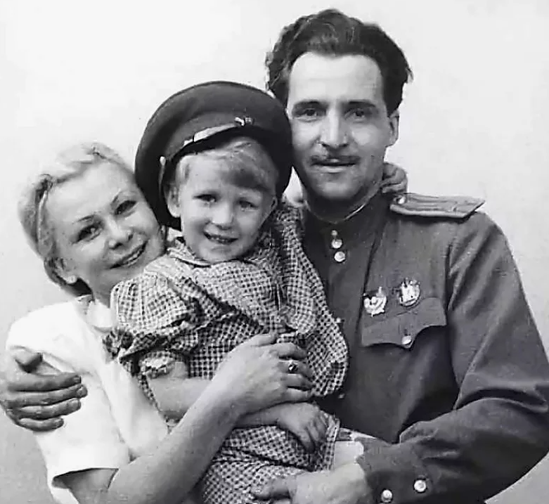 Константин Симонов, Валентина Серова и сын Анатолий. Яндекс картинки.