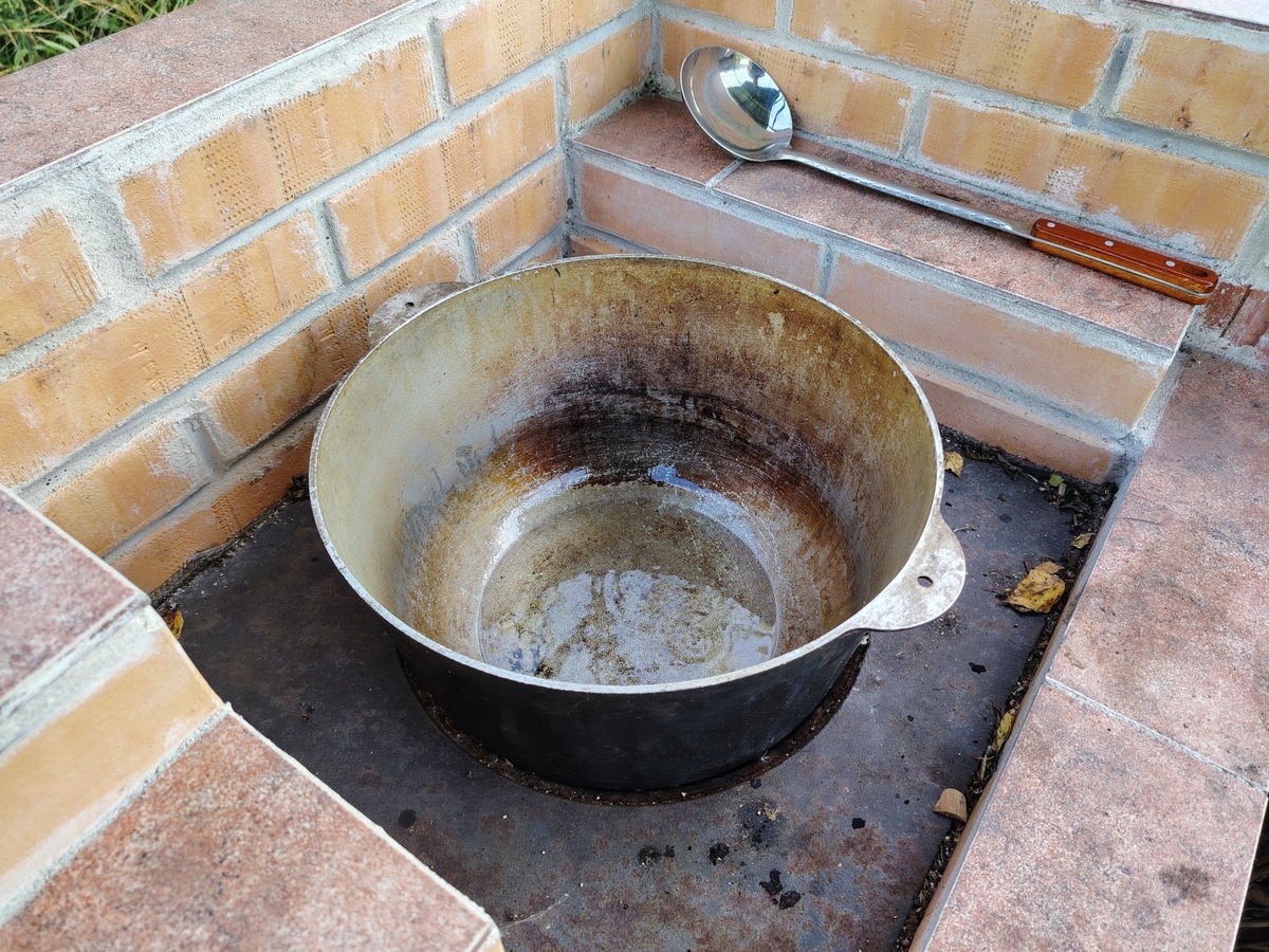 Казан с разогретым маслом - осень уже подбрасывает листики