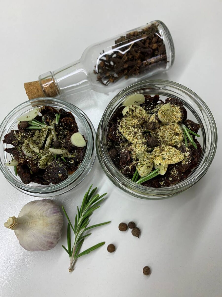 Шоколадные сорта в вяленом виде выглядят необычно - очень тёмные, больше похожи на чернослив. Но зато вкус и аромат у них потрясающий