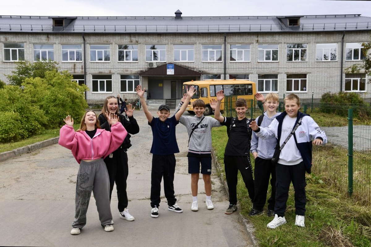    Учащиеся школы в поселке Ляскеля. Фото: «Республика» / Оксана Кудряшова