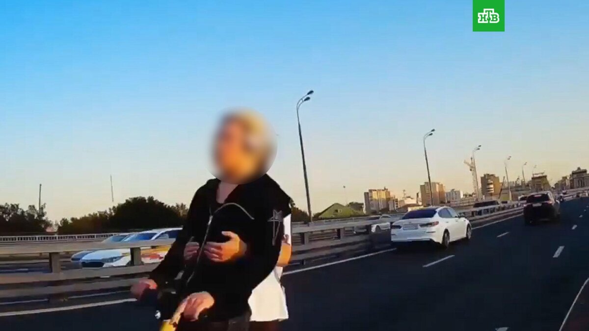    Безумный заезд двух подростков на самокате по встречке в Москве попал на видео