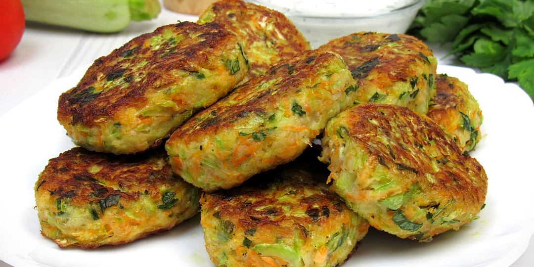 Простые овощные котлеты из кабачков и морковки.