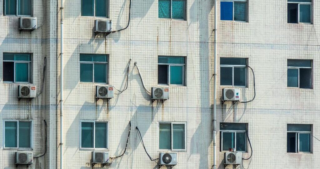 Куда жаловаться, если кондиционер соседей льет воду на ваш подоконник