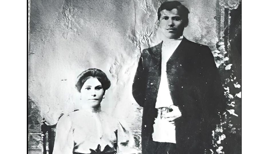    Василий Чапаев с женой Пелагеей Метлиной, село Балаково, 1909 год / Публичное достояние