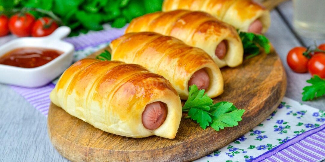 Сосиски в тесте — простой и вкусный рецепт для всей семьи.