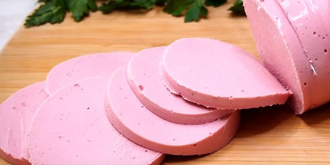 Домашняя вареная колбаса из курицы — рецепт с минимальными усилиями и полезными ингредиентами.