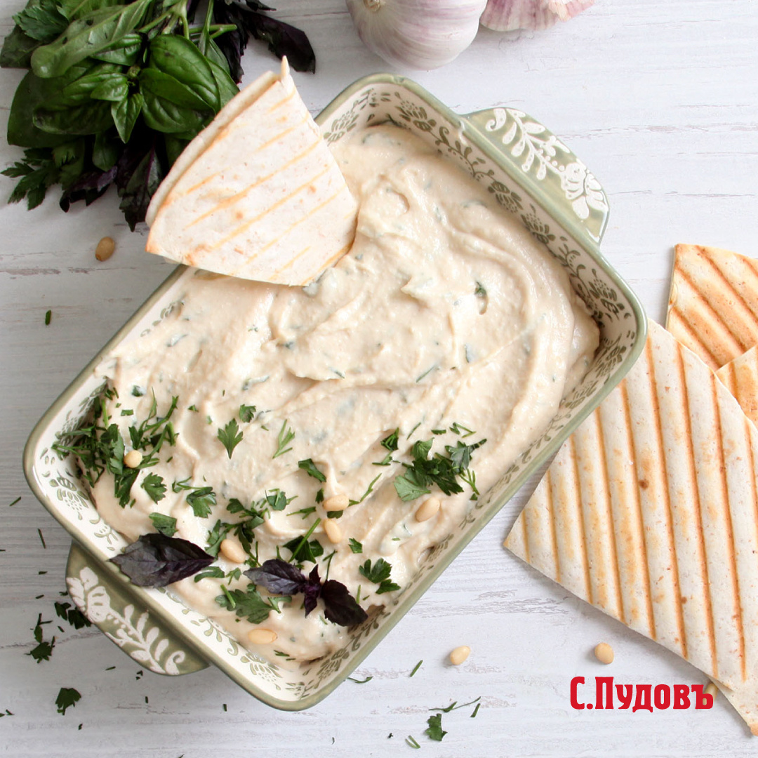 Хумус с кунжутом, зеленью и чесноком