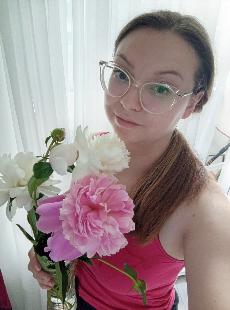 И цветы с клумбы тоже в дом