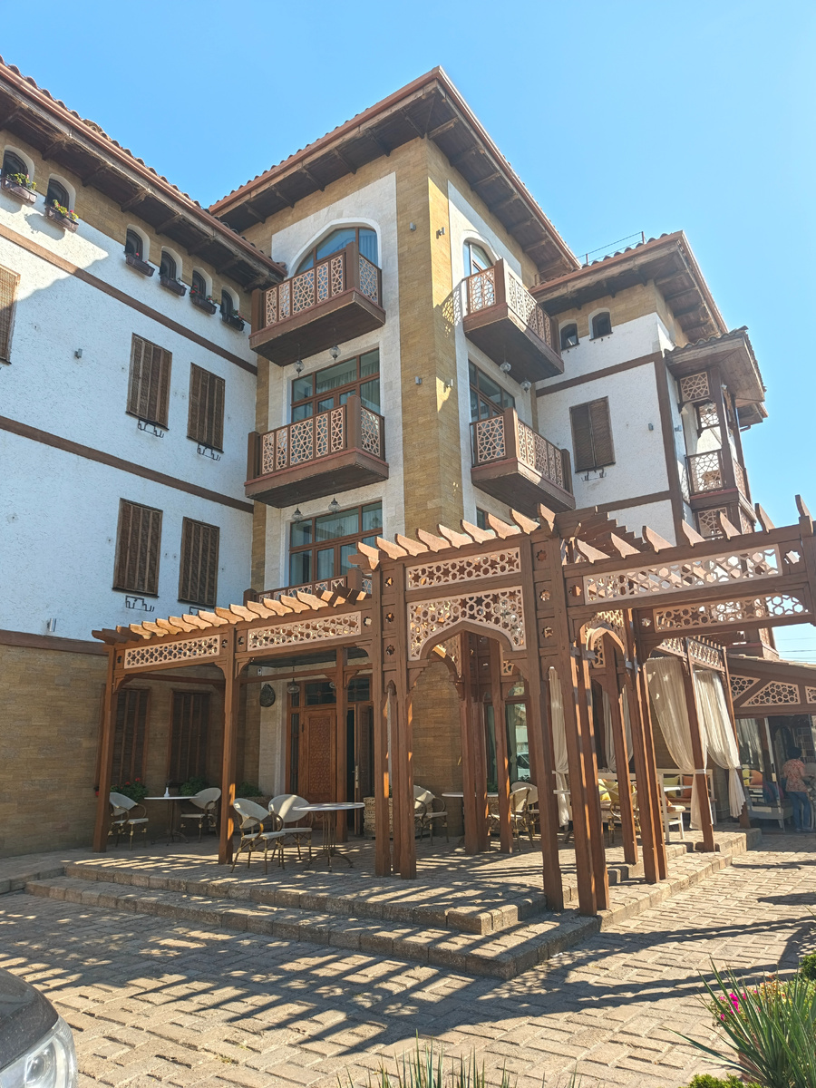 красивое здание с кафе. листайте