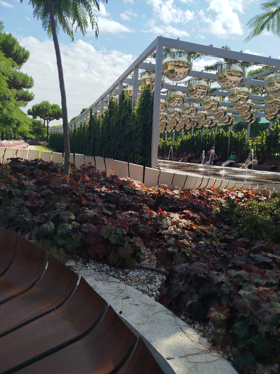 Сухой фонтан днём