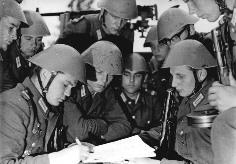 Солдаты армии ГДР