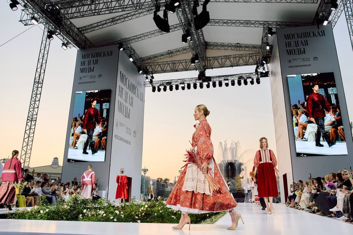 Фото с показа «Шуйская птица» бренда Novikova Dsgn и предприятия «Шуйские ситцы»