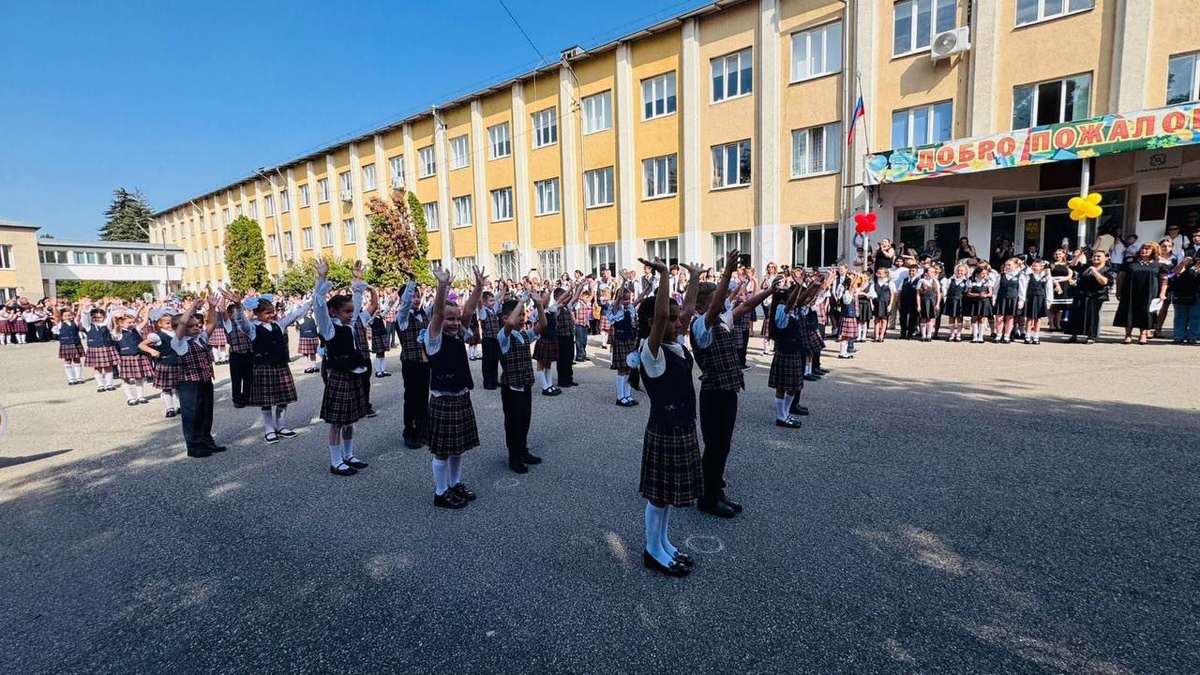 Кусочек нашей школы и танцующие первоклашки.