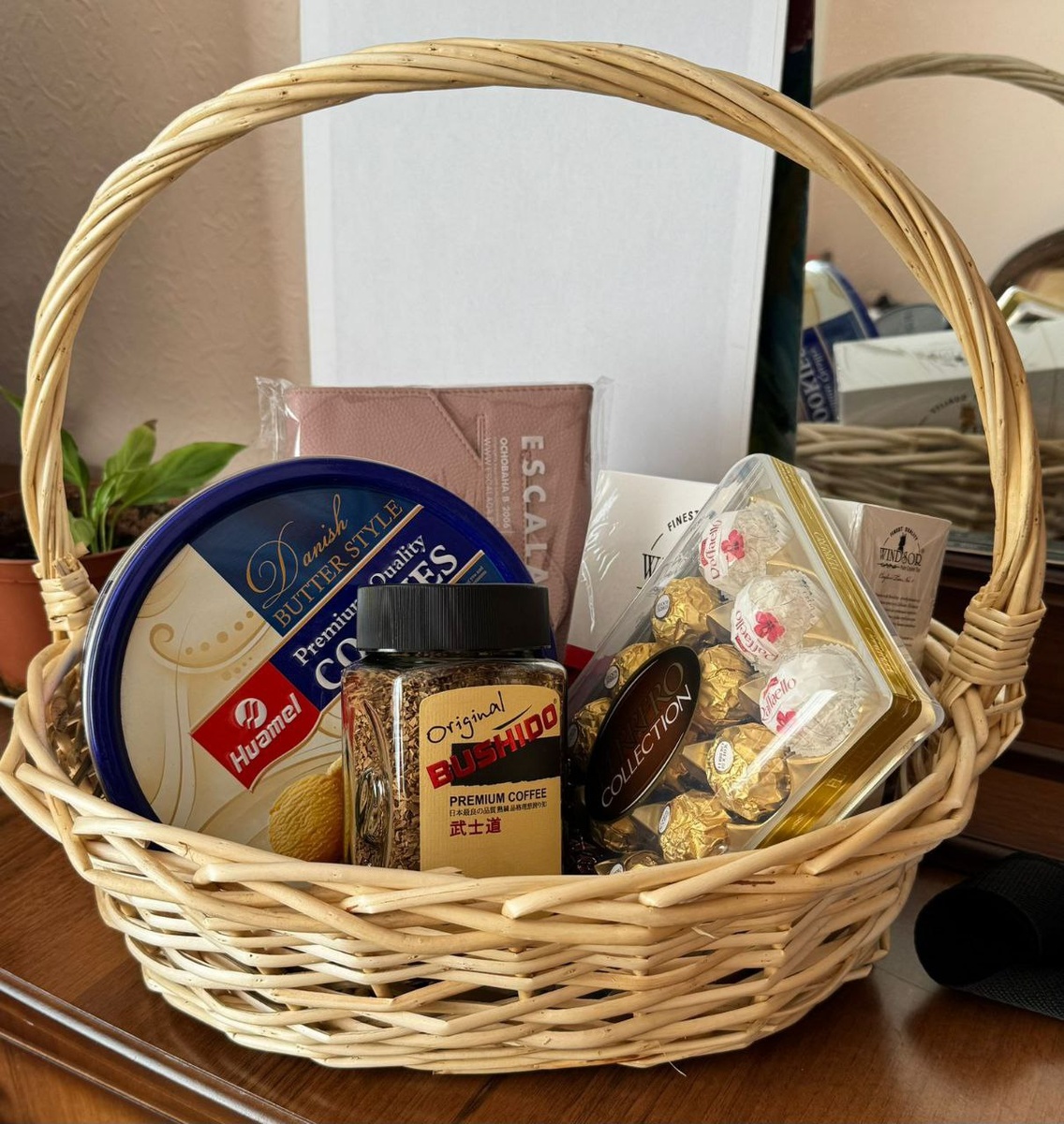 Что там в этой корзине 5000 стоит, непонятно... Но в чужой монастырь не лезут, я пока в классе новенькая.