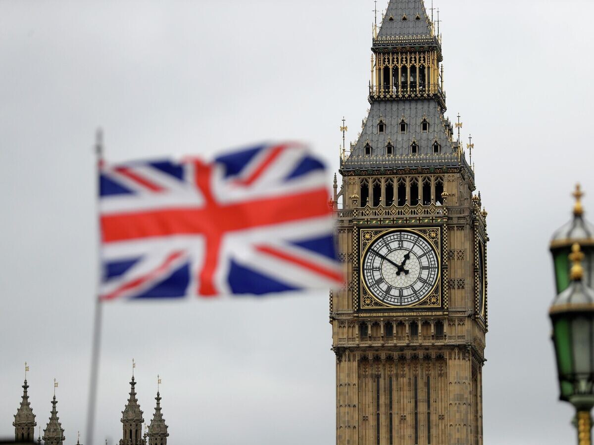    Флаги Великобритании на фоне Биг Бена в Лондоне© AP Photo / Matt Dunham