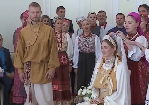     В Красноярском доме семейных торжеств прошла свадьба в русских традициях