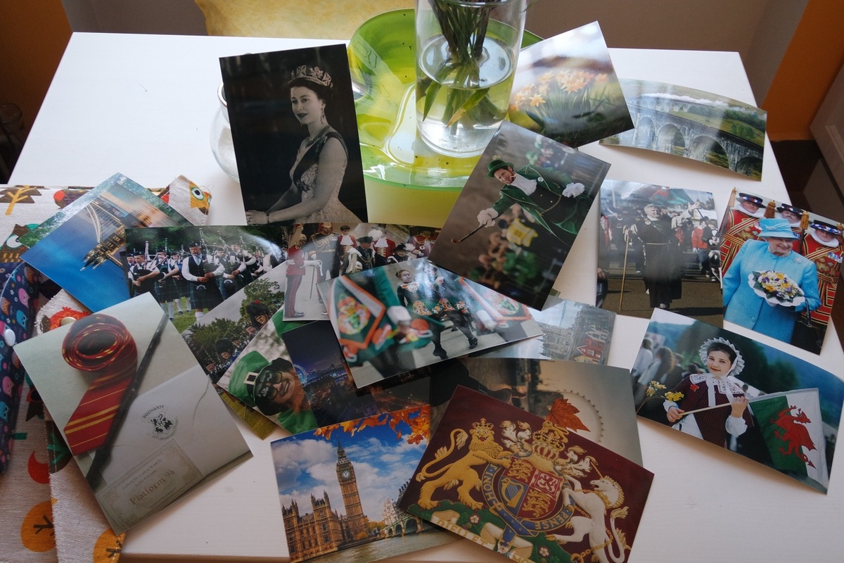 у нас в школе нет гаджетов, поэтому я обычно таскаю с собой коробки фотографий... по всем предметам