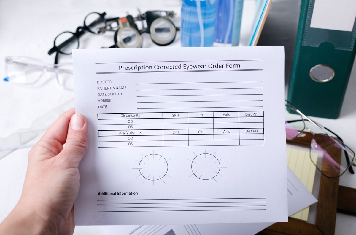 Женщина получила рецепт для очков
