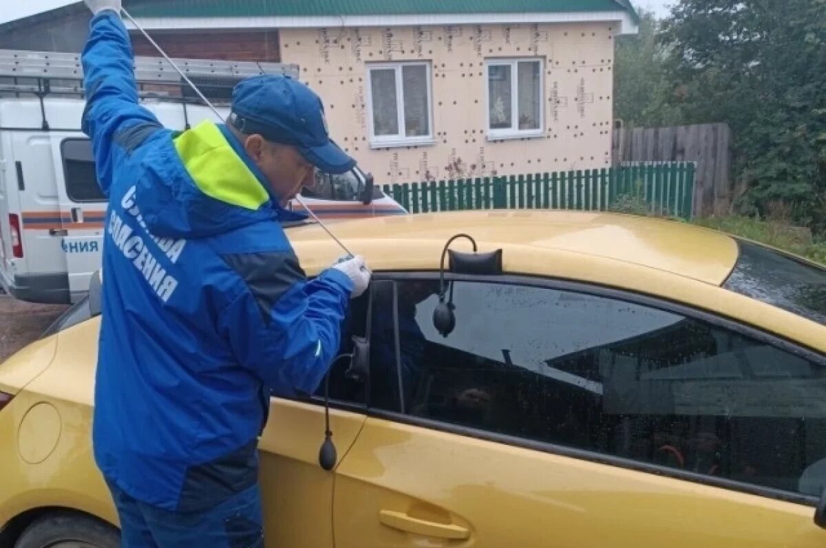    Спасатели Удмуртии освободили из запертой машины 2-летнего мальчика