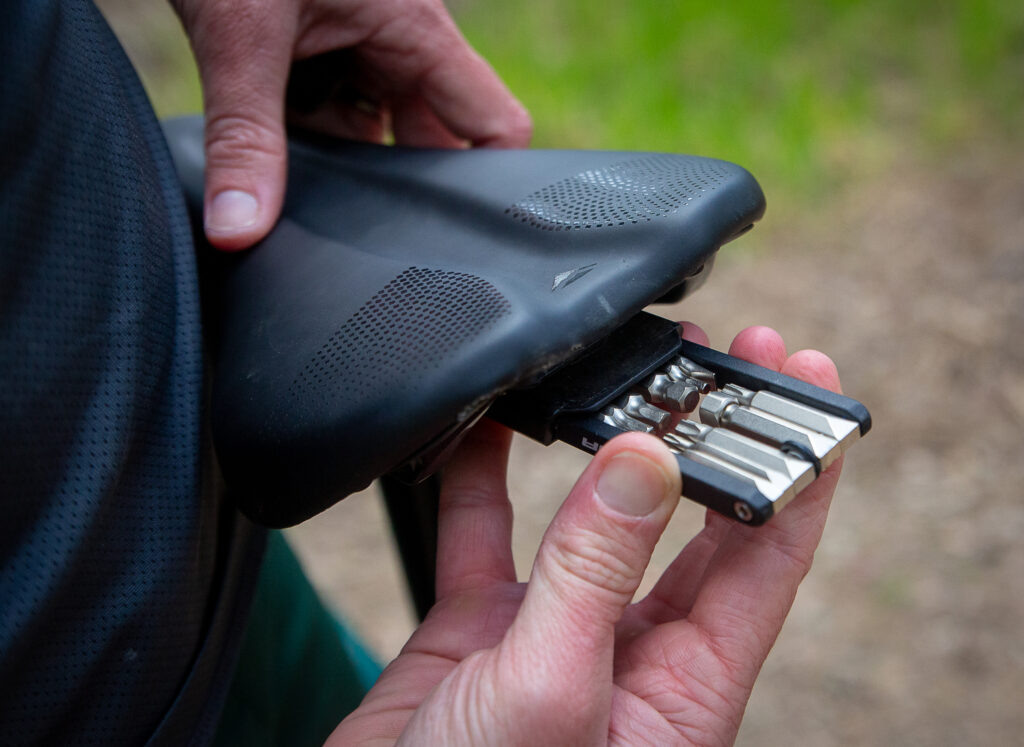 хранение мультитула под рулем