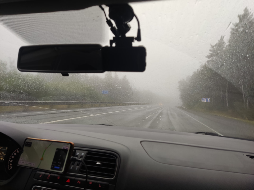 Значительную часть дороги шел местами ливень, местами дождь, местами появлялся туман, в котором чувствовали себя заблудившимися ежиками, поскольку видимость была буквально на рару метров вперед