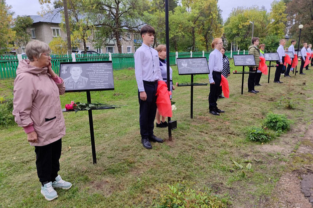    В поселке Мирном открыли Аллею Памяти