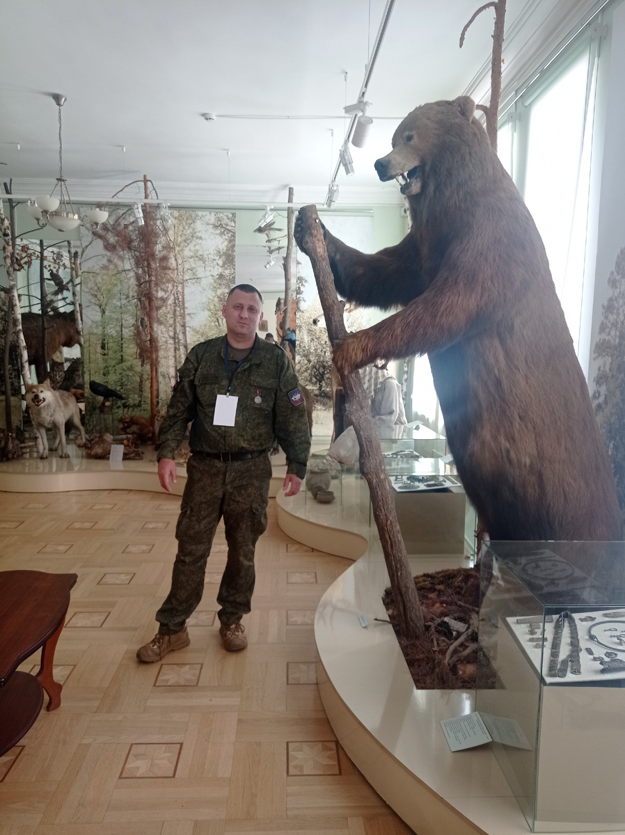 Я и товарищ медвед в Тамбовском краеведческом музее на сборах ассоциации ветеранов СВО. 