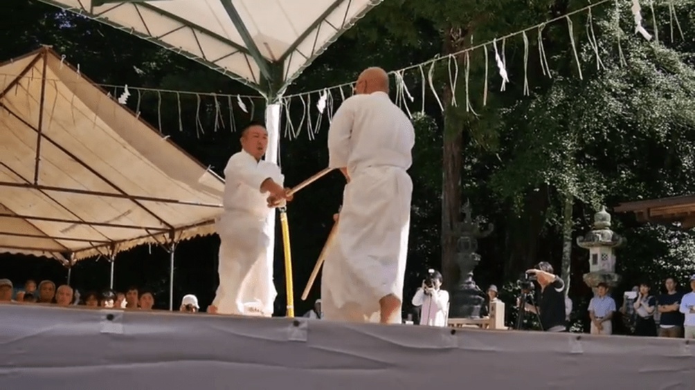 Публичная демонстрация в храме Касима, префектура Ибараки, Япония.