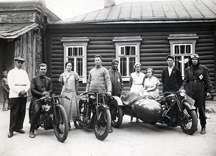 Редкая фотография 1934 года, запечатлевшая московских мотогонщиков с самыми "крутыми" спортивными мотоциклами своего времени.