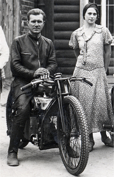 Чемпион СССР Андрей Иваненко на английском мотоцикле Douglas. Группа спортсменов-мотоциклистов ДСО "Динамо" возле Московского Ипподрома. Лето 1934 года. Фото из коллекции Андрея Мятиева.