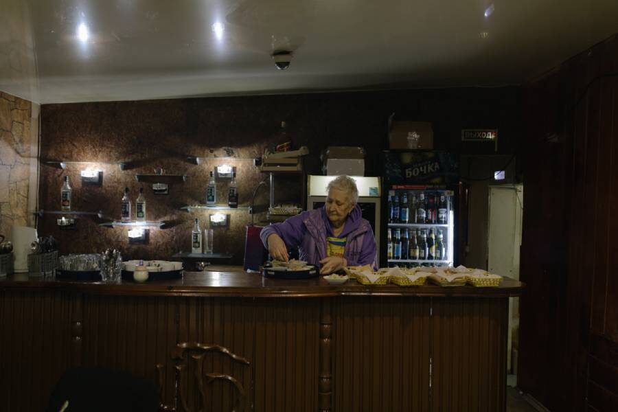 Ирина Гузова в столовой
Фото: Алексей Васильев для ТД