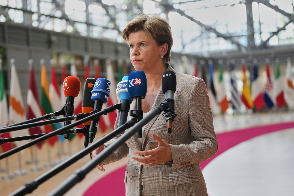 Министр иностранных дел Латвии Байба Браже общается с представителями СМИ в Брюсселе во вторник, 20 мая 2025 года // AP Photo