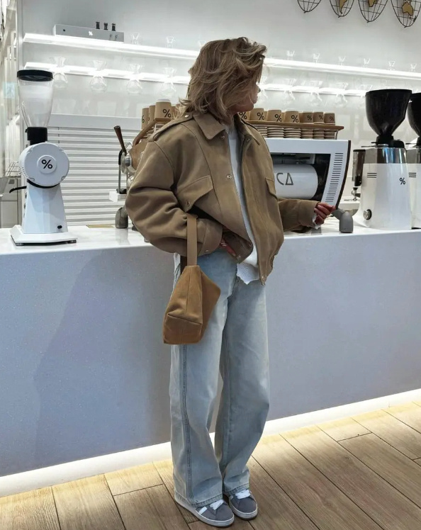    Бомбер из натуральной замши – инвестиция в долгоиграющий гардероб.соцсети @8times_official.ru