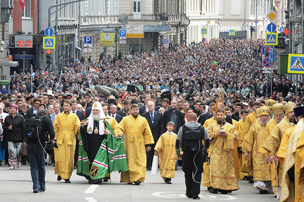 Крестный ход в Москве, источник https://www.tatarstan-mitropolia.ru/www/news2015/9/2P20150906-VSN_1614_595.jpg
