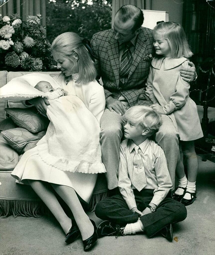 Кэтрин, герцогиня Кембриджская держит на руках новорожденного Николаса Виндзора, рядом с ней принц Эдвард, на его колене Хелен, а у ног старший сын - Джордж, граф Сент-Эндрюсский