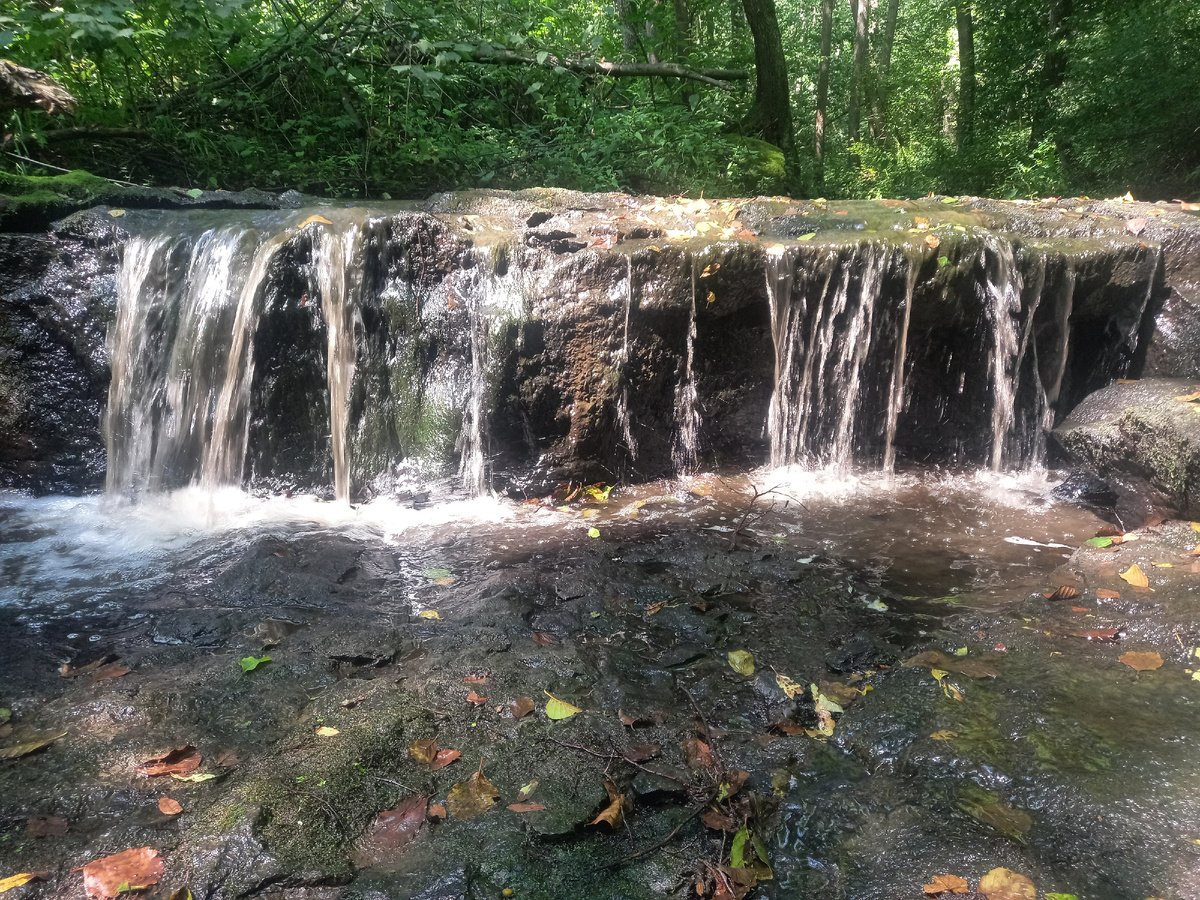 Пусть высота водопада и небольшая, зато он довольно широкий