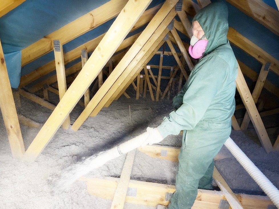 Засыпка эковаты: утеплитель равномерно распределяется по всей площади