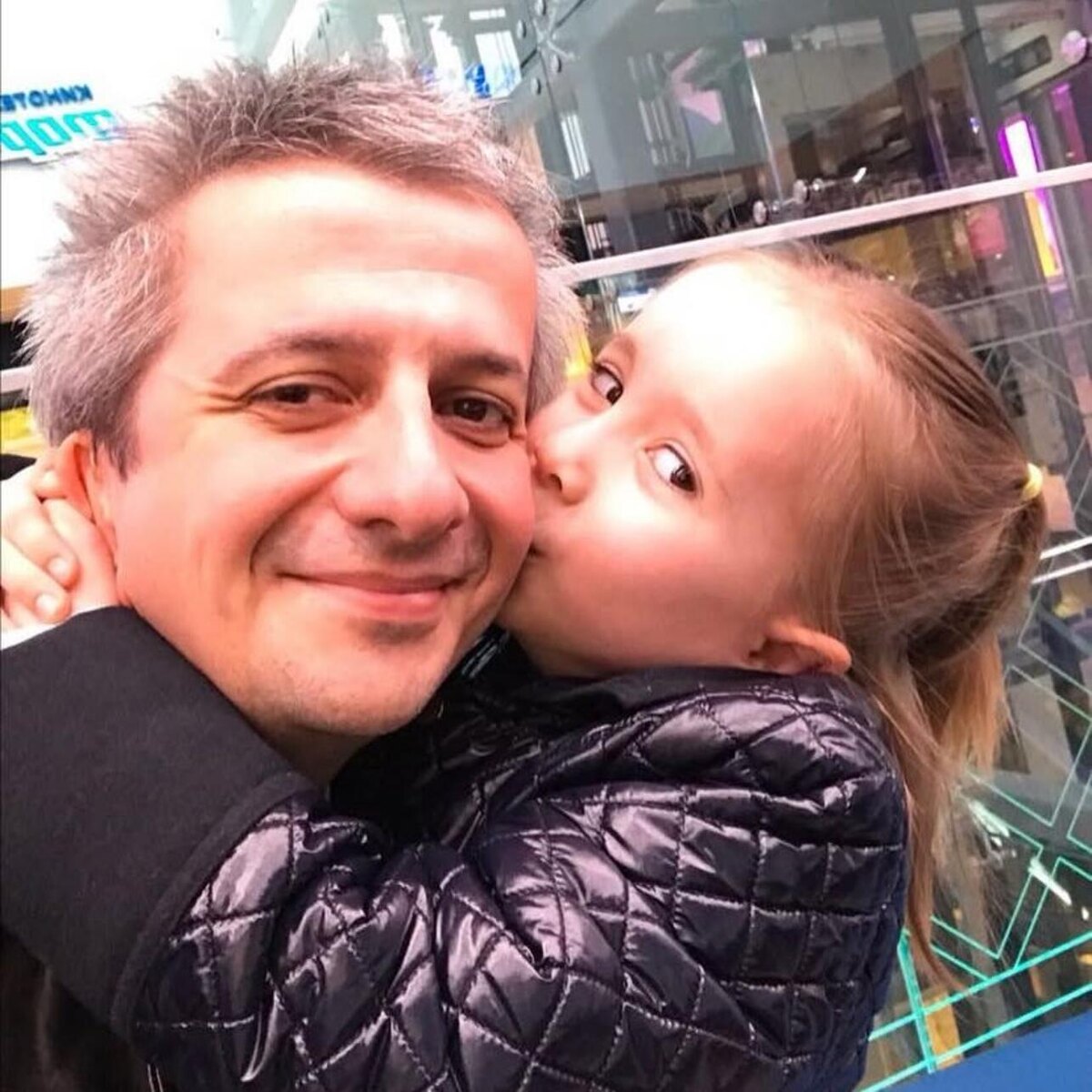    Константин Богомолов с дочкой Соцсети